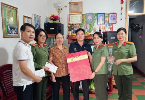 [cand.com.vn] Hội Phụ nữ Cục Truyền thông CAND tri ân thân nhân gia đình liệt sĩ