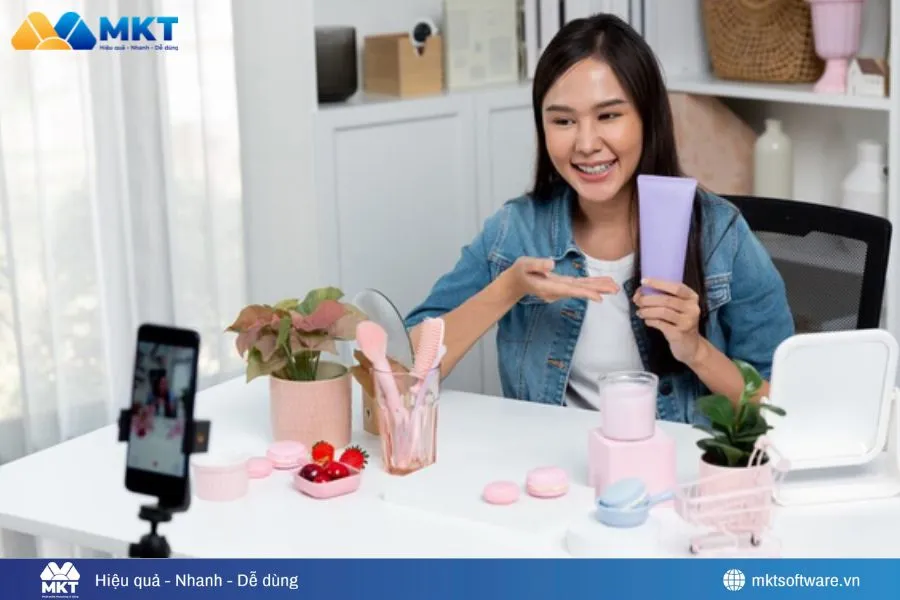 kinh nghiệm Livestream Facebook - Nên tương tác với người xem để họ ở lại buổi Livestream lâu hơn