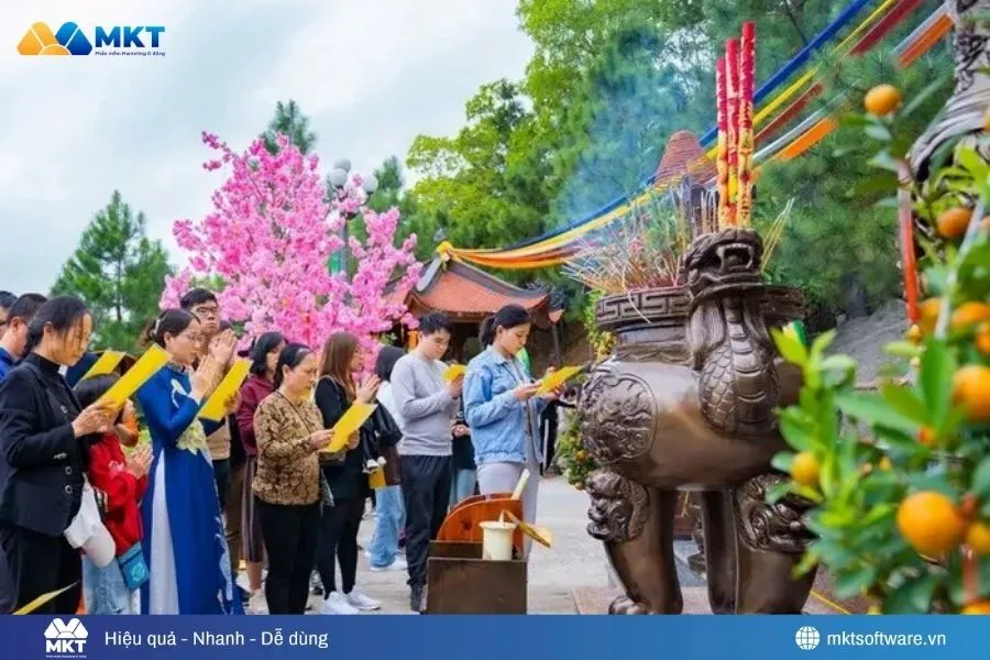 Đi chùa cũng là cách kinh doanh đắt khách được chủ shop áp dụng phổ biến