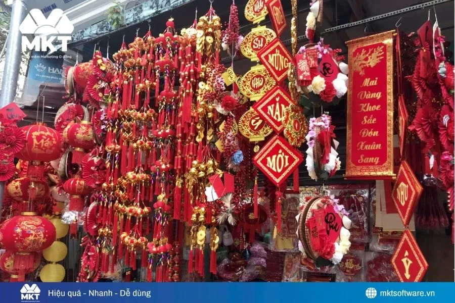 Trang trí không gian, tạo không khí ngày Tết.